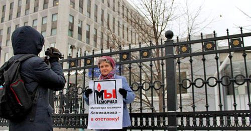 Svetlana Gannushkina in a solo picket in support of HRC "Memorial". Noscow, November 16, 2015. Photo: Andrei Karev http://www.kasparov.ru/material.php?id=5649A6D8BD999