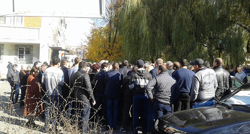 Relatives and friends of the detained policemen gather near the Leninsky District Court of Vladikavkaz, November 5, 2015. Photo by Emma Marzoeva