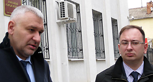 Nadezhda Savchenko's advocates Mark Feygin and Nikolay Polozov (to the right) near the Donetsk City Court, November 16, 2015. Photo by Konstantin Volgin for the "Caucasian Knot"
