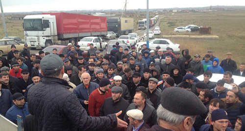 The participants of truckers' protest action. Photo: Ilyas Khadzhi, Bariyat Idrisova, http://chernovik.net/content/lenta-novostey/v-dagestane-dalnoboyshchiki-vystupayut-protiv-vysokih-sborov