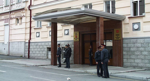 Near the entrance to the Supreme Court of North Ossetia. Photo: http://pravoy.punct.ru/news/view/41009/