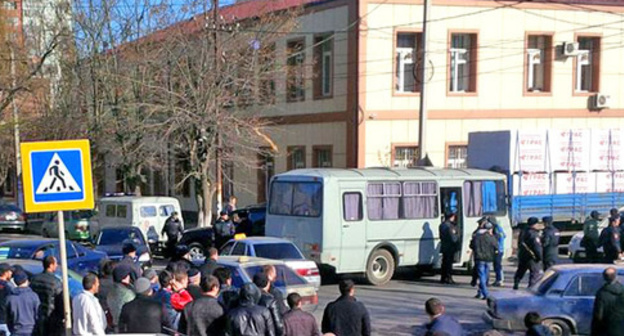 At the territory bordering on a mosque in Kotrov Street in Makhachkala during the detentions of mosque-goers. Makhachkala, November 20, 2015. Photo: Umar Said