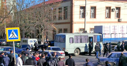 At the territory bordering on a mosque in Kotrov Street in Makhachkala during the detentions of mosque-goers. Makhachkala, November 20, 2015. Photo: Umar Said