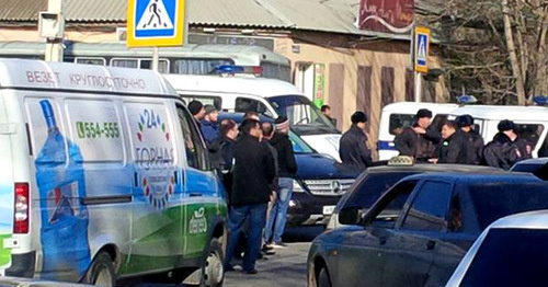At the territory bordering on a mosque in Kotrov Street in Makhachkala during the detentions of mosque-goers. Makhachkala, November 20, 2015. Photo: Umar Said