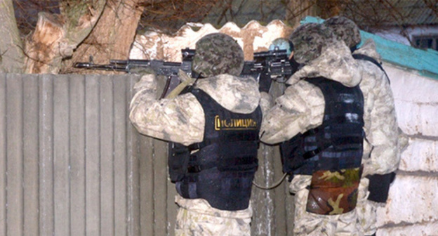 Law inforcers during special operation. Photo: http://nac.gov.ru/nakmessage/2015/11/18/v-kalmykii-podrazdeleniyami-fsb-i-mvd-rossii-neitralizovany-chleny-babayurtovs.html