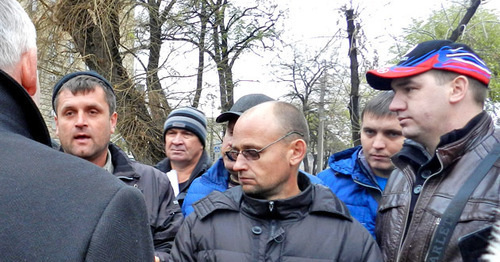 Truck drivers talk to authorities, Volgograd, November 20, 2015. Photo by Tatiana Filimonova for the ‘Caucasian Knot’. 