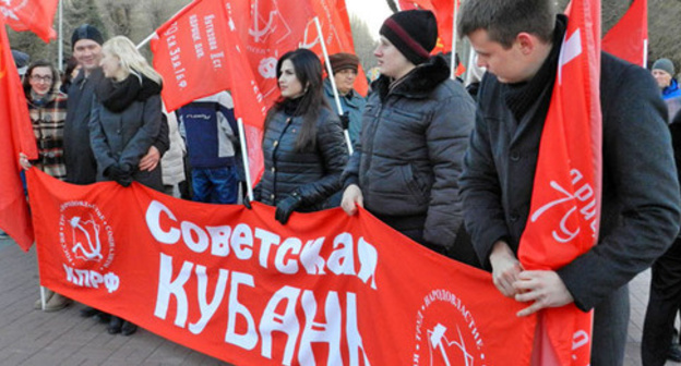 Communists demand to cancel the "Platon" system at their rally dedicated to the anniversary of the start of Soviet counterattack at Stalingrad during WW II, Volgograd, November 27, 2015. Photo by Tatiana Filimonova for the ‘Caucasian Knot’. 