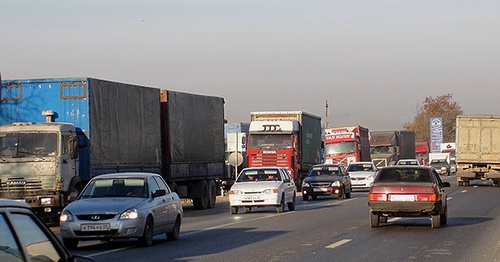 Truck drivers on strike at federal highway in Dagestan, November 24, 2015. Photo by Murad Muradov for the ‘Caucasian Knot’. 