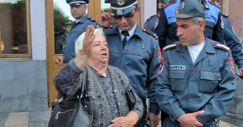 The policemen are keeping order during the rally. Yerevan, October 15, 2015. Photo by Tigran Petrosyan for the "Caucasian Knot"