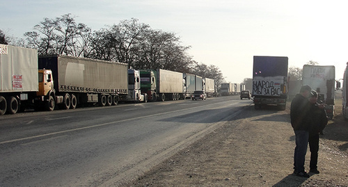 Heavy-duty trucks on the roadside. Photo by Murad Muradov for the "Caucasian Knot"