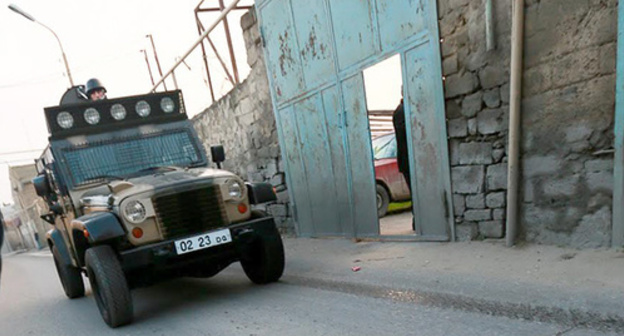 Law enforcers' car during the special operation in Nardaran, 01.12.15. Photo by Aziz Karimov for "Caucasian Knot"