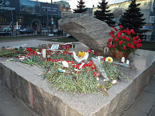 Flowers at the Solovetsky stone, Lubyanka Square, Moscow, April 6, 2010. Photo by the "Caucasian Knot"