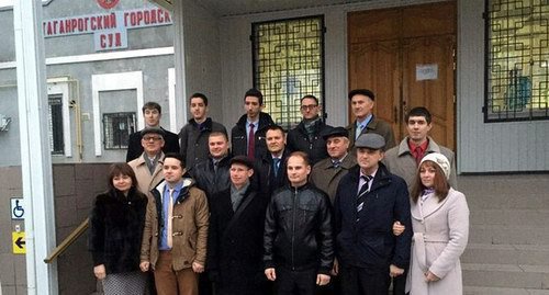 Sixteen Jehovah's Witnesses near  the Taganrog City Court on the day of the verdict in their case. November 30, 2015. Photo vk.com/jw_ru