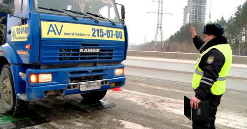 An inspector of the road-and-patrol service stops a truck. Photo: RFE/RL http://www.svoboda.org/