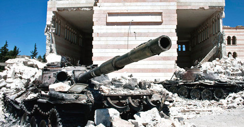Shot-up tanks against a mosque in the Syrian town of Azaz. August 2012. Photo by the user Christiaan Triebert https://www.flickr.com