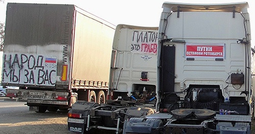The trucks of the protesting drivers in Dagestan. November 24, 2015. Photo by Murad Muradov for the "Caucasian Knot"