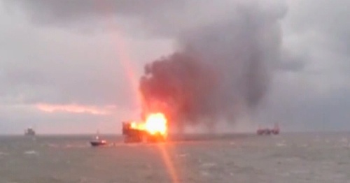 The burning oil platform of the "Guneshli" oil field. Photo: Meydan.TV
