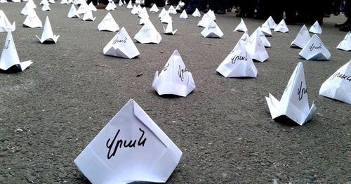 Activists of "New Armenia" set up paper tents in Yerevan, December 11, 2015. Photo by Armine Martirosyan for the ‘Caucasian Knot’. 