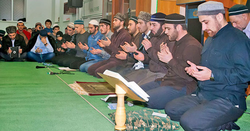 Believes gather for prayer in a mosque in the village of Shamkhal. Photo: http://islamdag.ru/news/14079
