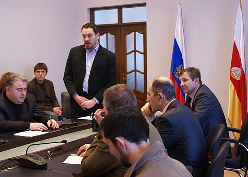 Vladikavkaz, Maxim Shevchenko (on the left, standing), a member of Russian Public Chamber, meets journalists of North Ossetia under Project "Peace to the Caucasus". March 21, 2010. Photo by Vladimir Mukagov 