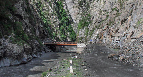 The road on the border between the Tsuntin and Tsumada Districts. Photo: Shamil Shangereev, http://www.odnoselchane.ru/?page=photos_of_category&amp;sect=54&amp;com=photogallery
