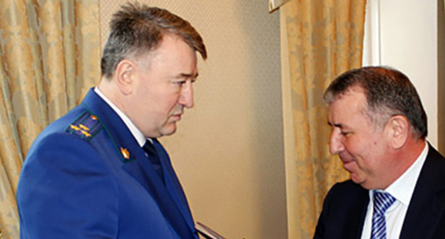 Magomed Orudjev (to the left). Photo: http://dagpravda.ru/rubriki/politika/14632/