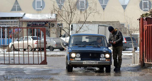 Entrance to the market in Khasavyurt. Photo: Kamil Khunkerov, http://www.odnoselchane.ru/?page=photos_of_category&sect=66&pg=1&com=photogallery