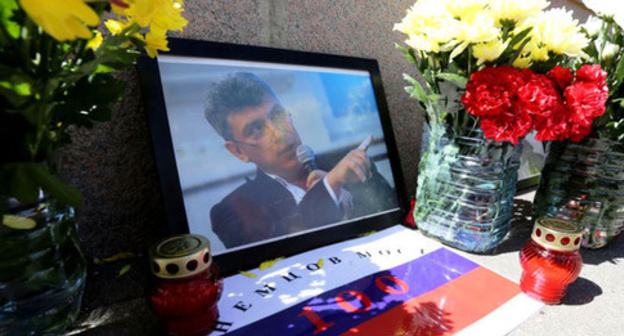 Flowers and portrait of Boris Nemtsov at the murder site. Photo: Ivan Trefilov (RFE/RL)