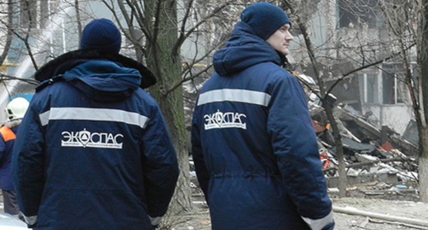 Ministry for Emergencies officers at the site of explosion at a residential building inVolgograd, December 20, 2015. Photo by Tatiana Filimonova for the ‘Caucasian Knot’.
