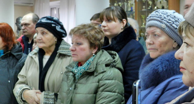 Tenants of the collapsed building have gathered at the administration of the Dzerzhinsky District of Volgograd. December 29, 2015. Photo by Tatyana Filimonova for the "Caucasian Knot"