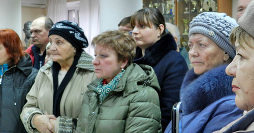 Tenants of the collapsed building have gathered at the administration of the Dzerzhinsky District of Volgograd. December 29, 2015. Photo by Tatyana Filimonova for the "Caucasian Knot"