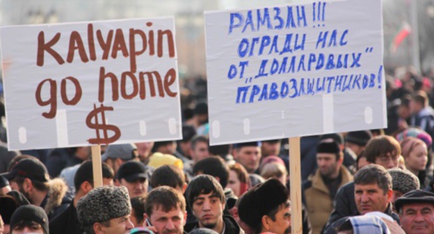 Posters with slogans against the activity of human right defenders in Chechnya. Grozny, December 4, 2014. Photo by the press service of the Parliament of Chechnya, Parlamentchr.ru