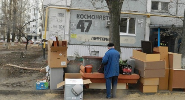 The removal of the belongings of the tenants of the destroyed house in Volgograd. December 25, 2015. Photo by Tatyana Filimonova for the "Caucasian Knot"