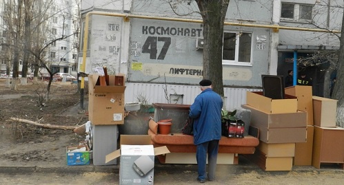 The removal of the belongings of the tenants of the destroyed house in Volgograd. December 25, 2015. Photo by Tatyana Filimonova for the "Caucasian Knot"