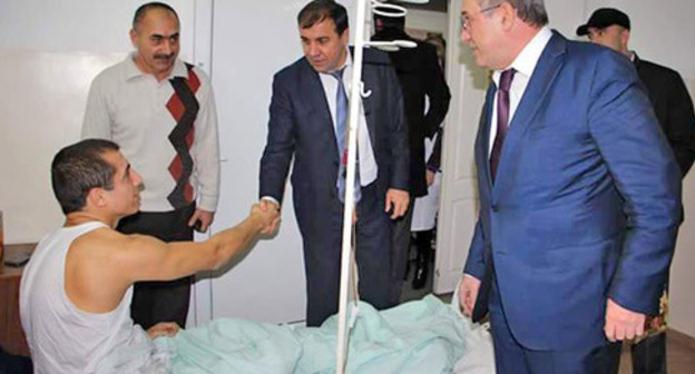 The victims were visited by Malik Bagliev, the head of the city district "Derbent" (to the right), and Magomed Djelilov, the head of the Derbent District. Derbent, January 2, 2016. Photo by Tatyana Gantimurova for the "Caucasian Knot"