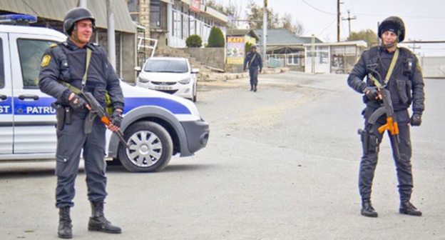 Law enforcers in Nardaran, December 2015. Photo: Famil Mahmudbayli, RFE/RL