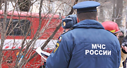 Ministry for Emergencies employee during fire extinguishing. Photo: http://30.mchs.gov.ru/operationalpage/operational/item/3359298/