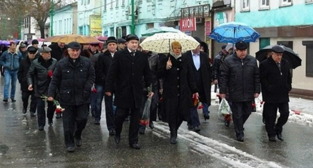 The participants of the rally. Photo: http://flnka.ru/novosti/11982-bolee-500-zhiteley-kizlyara-proveli-miting-v-godovschinu-vooruzhennogo-napadeniya-na-gorod-otryada-radueva.html