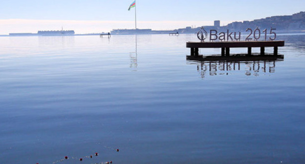 Flowers brought to the sea by the residents of Baku during the mourning for the deceased oilmen from the platform. Baku, December 6, 2015. Photo by Aziz Karimov for the "Caucasian Knot"