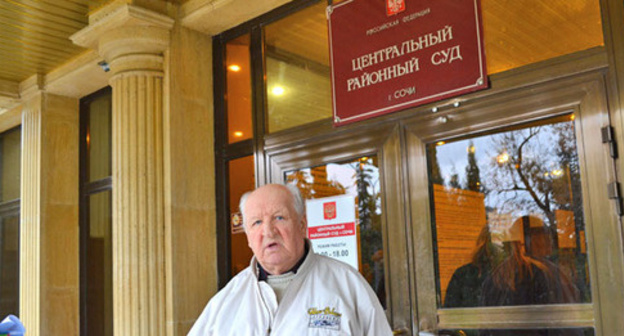 Vadim Urkunov near the Central District Court of Sochi. Photo by Svetlana Kravchenko for the "Caucasian Knot"