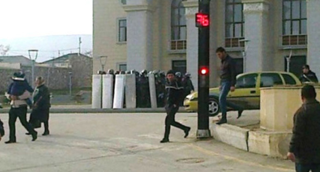 Clashes between policemen and participants of protest actions against rising prices and unemployment. Siyazan, January 13, 2016. Photo http://comments.az/topic/stolknoveniya-v-siyazani-zaderzhany-20-chel/