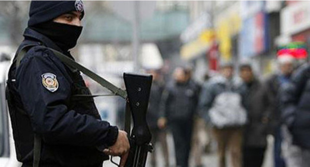 Security service officer in Turkey. Photo: http://www.ahewar.org/news/s.news.asp?nid=1512041