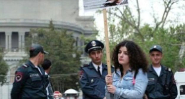 Suzi Gevorkyan takes part in protest action in Yerevan, May 5, 2015. Photo: https://www.facebook.com/photo.php?fbid=377983322389114&set=a.302487256605388.1073741826.100005323487510&type=3&theater