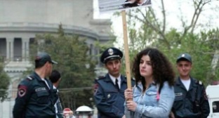 Suzi Gevorkyan takes part in protest action in Yerevan, May 5, 2015. Photo: https://www.facebook.com/photo.php?fbid=377983322389114&set=a.302487256605388.1073741826.100005323487510&type=3&theater