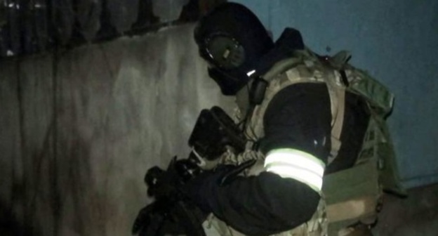 Special service agent at the place of special operation in Nalchik, January 16, 2016. Photo: http://nac.gov.ru/nakmessage/2016/01/16/v-nalchike-v-chastnom-dome-blokirovan-bandit.html