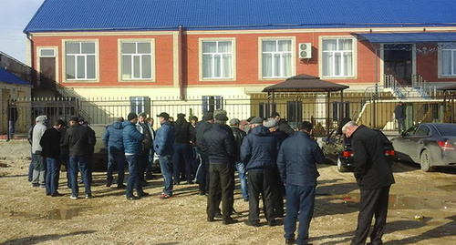 Truck drivers gather to discuss measures to protect their rights in Dagestani village of Manaskent. Photo by Murad Muradov for the ‘Caucasian Knot’. 