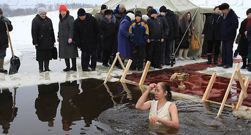 Bathing in Epiphany ice-hole. Photo: http://bloknot-volgograd.ru/news/protoierey-oleg-kirichenko-v-kreshchenie-chudo-slu-691318?sphrase_id=367384#poll_done