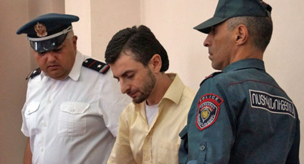 Yke Kyuregyan (centre) in the courtroom. Photo: http://hetq.am/rus/news/62561/aiyk-kyuregyan-na-etot-raz-ne-viybete-ya-14-let-sidet-ne-budu.html