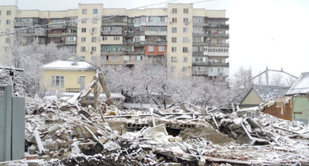 Clearing ruins of the house destroyed during CTO in Nalchik is halted, January 20, 2016. Photo by Lyudmila Maratova for the ‘Caucasian Knot’.  