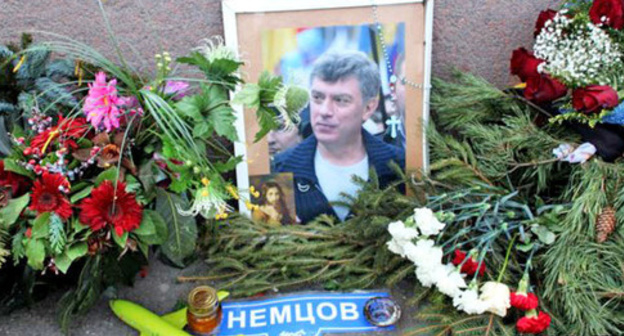 Flowers and portrait at the place of Boris Nemtsov murder, Moscow. Photo: Mumin Shakirov (RFE/RL)